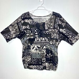 Free Kisses Tunic Top Womens 2X Black White Geometric Ruched Sides Short Sleeve